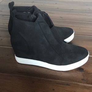 Black wedge sneakers